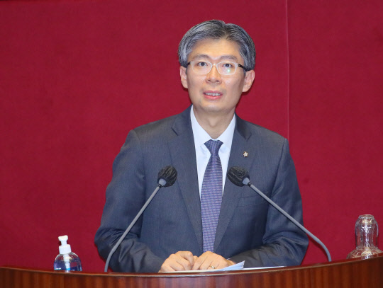 조정훈 시대전환 의원이 23일 국회 본회의에서 경제에 관해 대정부 질문하고 있다.  [연합뉴스]